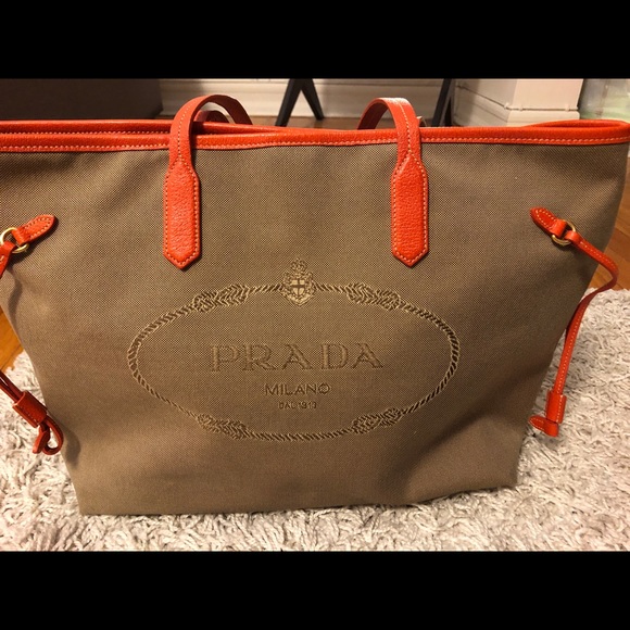 Prada Handbags - Gorgeous Prada Tote